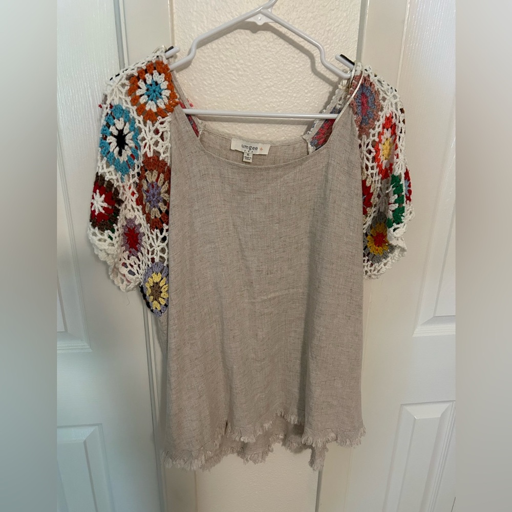 Umgee XL ecru linen/ granny crochet sleeve top.